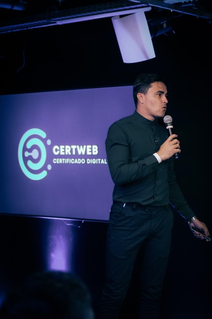 Bruno Henrique Lucas no palco com o logo da Certweb ao fundo